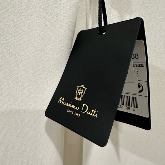 Massimo Dutti Blouse

Decorative buttons on the back - Picture 5 of 9